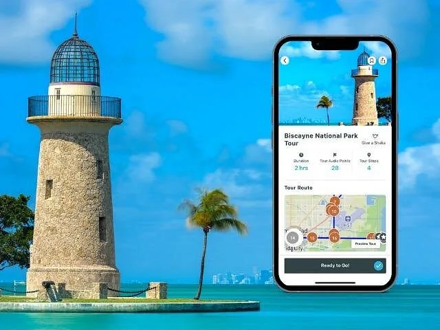 Telefoon met een tourapp over een foto van een vuurtoren